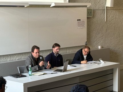  Daniel Meier pendant son intervention aux côtés du modérateur de la séance Leo Juanico, et de Jamil Sayah